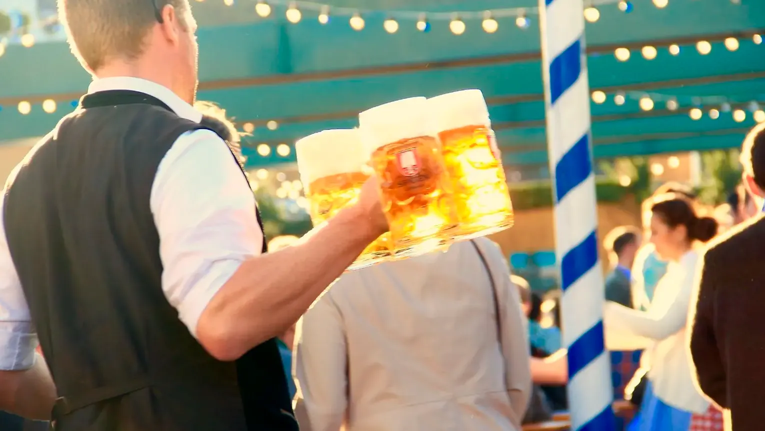 Man carrying beers in a party